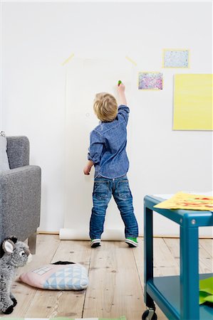 simsearch:649-08118137,k - Boy drawing on wall Stockbilder - Premium RF Lizenzfrei, Bildnummer: 649-08118138