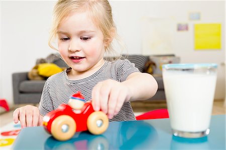 swkunst (artist) - Girl playing with toy car at home Foto de stock - Sin royalties Premium, Código: 649-08118161