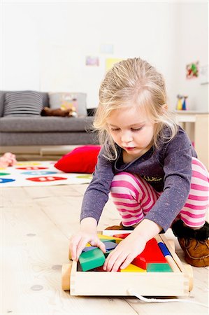 Girl playing with building blocks at home Foto de stock - Sin royalties Premium, Código: 649-08118170