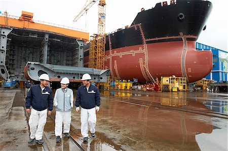 Workers walking through shipyard, GoSeong-gun, South Korea Foto de stock - Sin royalties Premium, Código: 649-08118258
