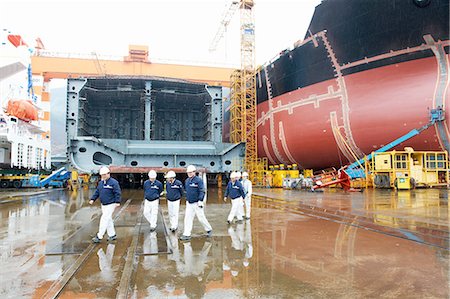 Workers walking across shipyard, GoSeong-gun, South Korea Photographie de stock - Premium Libres de Droits, Code: 649-08118251