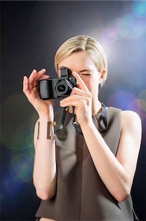 simsearch:614-06895809,k - Young woman taking photograph with camera Photographie de stock - Premium Libres de Droits, Code: 649-08118286