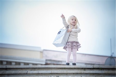 simsearch:614-06813883,k - Young girl pointing from stairway carrying shopping bag, Cagliari, Sardinia, Italy Foto de stock - Sin royalties Premium, Código: 649-08118439