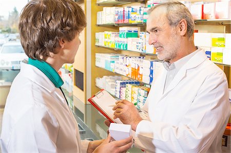 Two pharmacists checking medicines in pharmacy Photographie de stock - Premium Libres de Droits, Code: 649-08118517