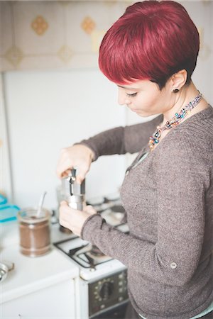 Young woman at home making coffee Photographie de stock - Premium Libres de Droits, Code: 649-08118601