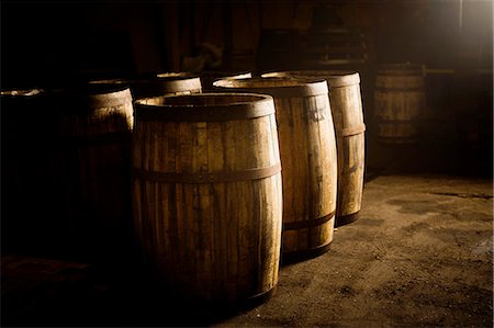 Wooden whisky casks Foto de stock - Sin royalties Premium, Código: 649-08118623