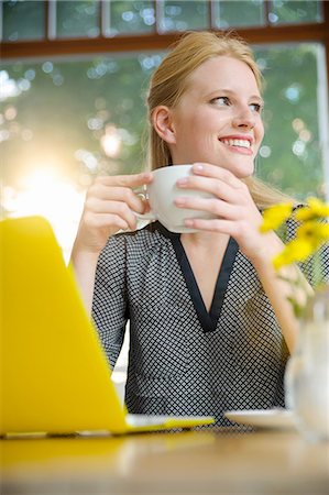 simsearch:649-08117913,k - Young woman sitting in cafe, drinking coffee, using laptop Stockbilder - Premium RF Lizenzfrei, Bildnummer: 649-08118652