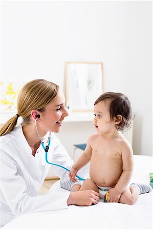 estetoscopio - Paediatrician doing assessment of baby boy Foto de stock - Sin royalties Premium, Código: 649-08118737
