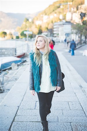 simsearch:649-08086803,k - Young woman strolling at Lake Como, Como, Italy Fotografie stock - Premium Royalty-Free, Codice: 649-08118784