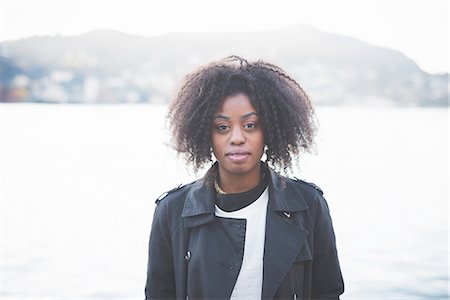 simsearch:649-08086803,k - Portrait of young woman in front of Lake Como, Como, Italy Fotografie stock - Premium Royalty-Free, Codice: 649-08118787