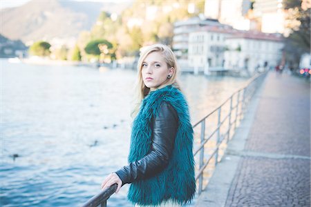 simsearch:649-08086803,k - Portrait of young woman holding railings at Lake Como, Como, Italy Fotografie stock - Premium Royalty-Free, Codice: 649-08118788
