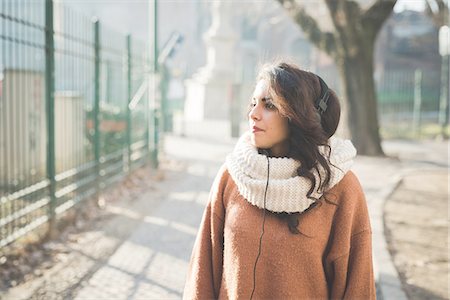 Young woman wearing headphones strolling in park Foto de stock - Royalty Free Premium, Número: 649-08118813