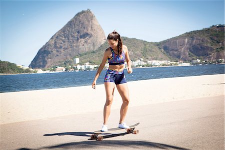 rio de janeiro - Young woman skateboarding on pavement Photographie de stock - Premium Libres de Droits, Code: 649-08118984