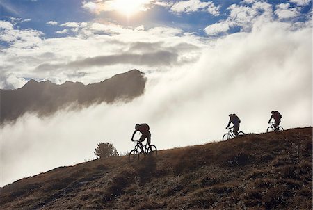 Three people mountain biking, Valais, Switzerland Foto de stock - Sin royalties Premium, Código: 649-08119078