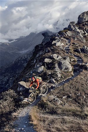 Mountain biker on dirt track, Valais, Switzerland Foto de stock - Sin royalties Premium, Código: 649-08119091