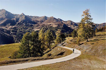 Cyclist on road with mountains in distance, Valais, Switzerland Photographie de stock - Premium Libres de Droits, Code: 649-08119102