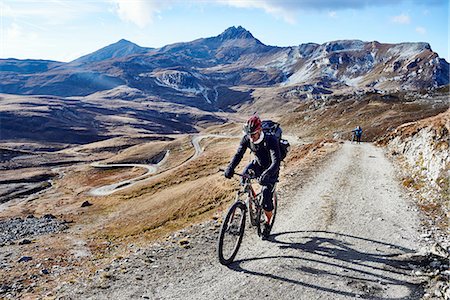 Mountain biker on dirt track, Valais, Switzerland Foto de stock - Sin royalties Premium, Código: 649-08119110