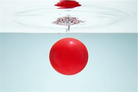 symmetrical - Red circle in water Stock Photo - Premium Royalty-Free, Code: 649-08119121