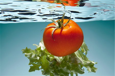 simsearch:670-04249663,k - Tomato and lettuce underwater Photographie de stock - Premium Libres de Droits, Code: 649-08119131