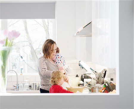 Mother with baby and toddler in kitchen Foto de stock - Sin royalties Premium, Código: 649-08119379