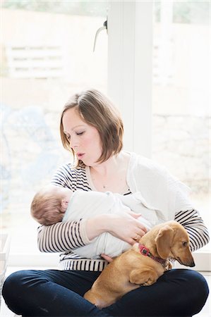 sitting on floor - Mother holding baby girl Foto de stock - Sin royalties Premium, Código: 649-08119382