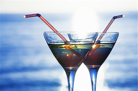 simsearch:649-06000398,k - Close up of two cocktails in front of sunlit sea Foto de stock - Sin royalties Premium, Código: 649-08124935