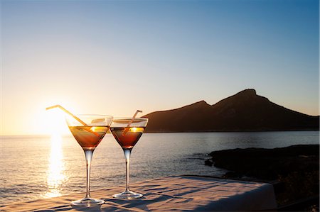 simsearch:649-06000398,k - Sunset over sea with two cocktails on table, Mallorca, Spain Foto de stock - Sin royalties Premium, Código: 649-08124936