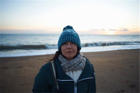 simsearch:649-08900430,k - Portrait of mature woman wearing knitted hat on beach at dusk Photographie de stock - Premium Libres de Droits, Code: 649-08125017
