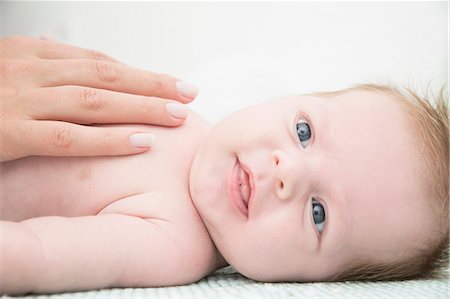 Baby on bed Foto de stock - Sin royalties Premium, Código: 649-08125140