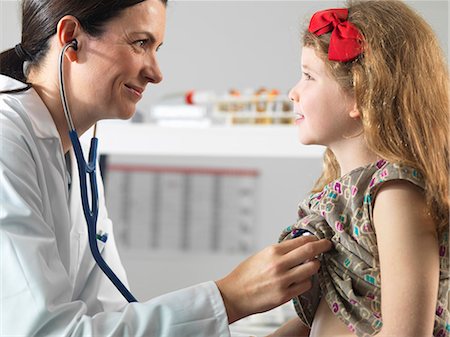 pédiatre - Doctor bonding with young girl during consultation Photographie de stock - Premium Libres de Droits, Code: 649-08125157