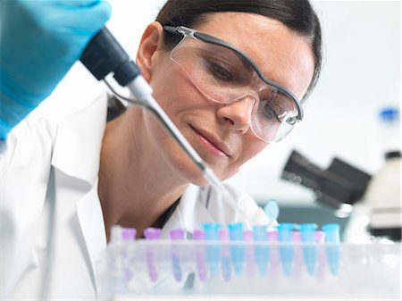Scientist pipetting DNA sample into vial in lab Photographie de stock - Premium Libres de Droits, Code: 649-08125192