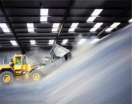 Digger loading bulk fertilizer in port Photographie de stock - Premium Libres de Droits, Code: 649-08125201