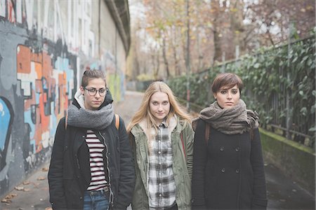 Three sisters walking by graffiti wall Stockbilder - Premium RF Lizenzfrei, Bildnummer: 649-08125203