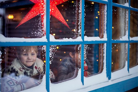 Two brothers looking out of cabin window at Christmas Stock Photo - Premium Royalty-Free, Image code: 649-08125323