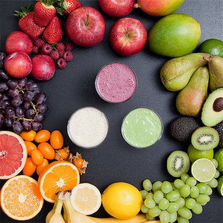 simsearch:649-07119020,k - Overhead still life of variety of fruit surrounding fresh smoothies Photographie de stock - Premium Libres de Droits, Code: 649-08125428