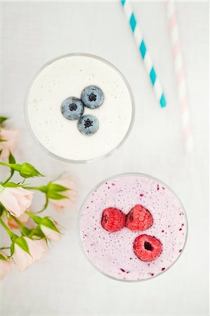 simsearch:824-07586355,k - Overhead still life of fresh raspberry and blueberry smoothies Photographie de stock - Premium Libres de Droits, Code: 649-08125434