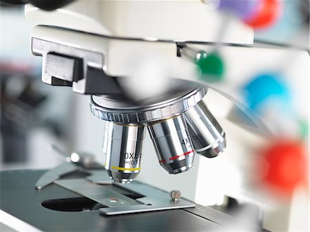 Close up of microscope viewing sample with a ball and stick molecular model illustrating ground breaking research Photographie de stock - Premium Libres de Droits, Code: 649-08125461