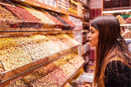 simsearch:649-08125521,k - Young woman looking at foods in market, Istanbul, Turkey Foto de stock - Sin royalties Premium, Código: 649-08125522