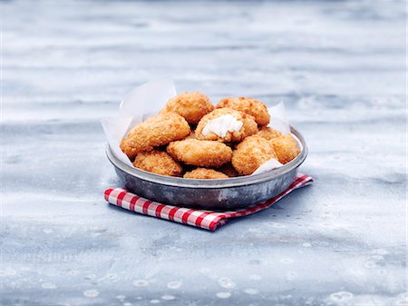 Bowl of fried chunky cod breaded nuggets on steel table Photographie de stock - Premium Libres de Droits, Code: 649-08125686