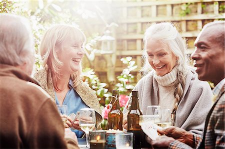 seniors socializing - Senior friends playing cards in garden Photographie de stock - Premium Libres de Droits, Code: 649-08125765