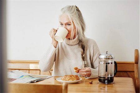Senior woman drinking coffee at breakfast Photographie de stock - Premium Libres de Droits, Code: 649-08125792