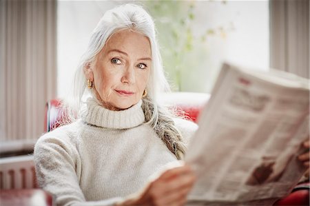 Senior woman reading newspaper Stock Photo - Premium Royalty-Free, Code: 649-08125801