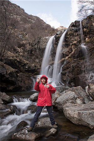 simsearch:649-08125829,k - Man photographing himself by waterfall, River Toce, Premosello, Verbania, Piedmonte, Italy Foto de stock - Royalty Free Premium, Número: 649-08125846
