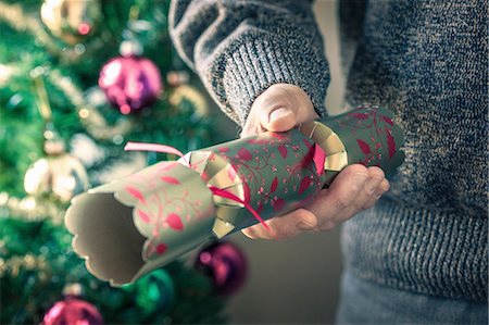 Person holding christmas cracker Stock Photo - Premium Royalty-Free, Code: 649-08125896