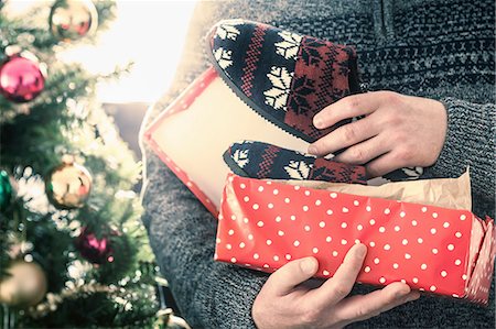 pantoufle - Person opening pair of slippers Photographie de stock - Premium Libres de Droits, Code: 649-08125912