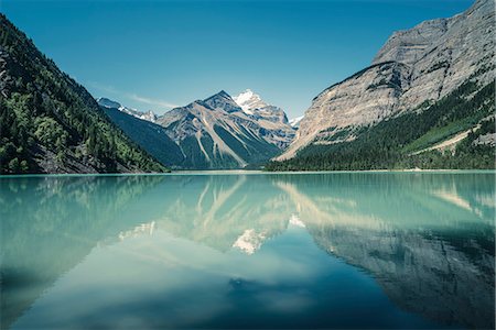 View of lake, forests and snow capped mountain, British Columbia, Canada Foto de stock - Sin royalties Premium, Código: 649-08125951