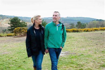 simsearch:649-08125983,k - Hiking couple walking in rural landscape Photographie de stock - Premium Libres de Droits, Code: 649-08125976