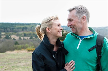 paar (liebesbeziehung) - Smiling hiking couple in rural landscape Photographie de stock - Premium Libres de Droits, Code: 649-08125978