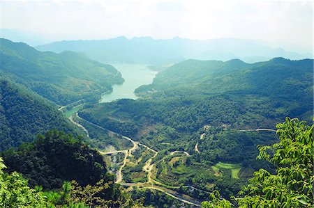 View of green river and mountains, looking down from top of the mountain, Hangzhou, China Photographie de stock - Premium Libres de Droits, Code: 649-08126006