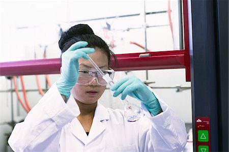 Female scientist using pipette and volumetric flask in lab Foto de stock - Sin royalties Premium, Código: 649-08126029